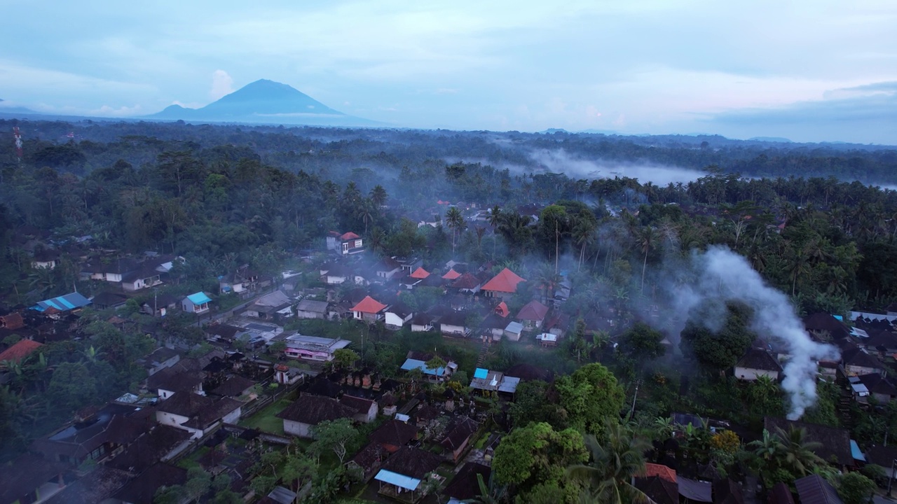 傍晚昏暗的风景，航拍的Beresela村，典型的巴厘岛中部视频素材