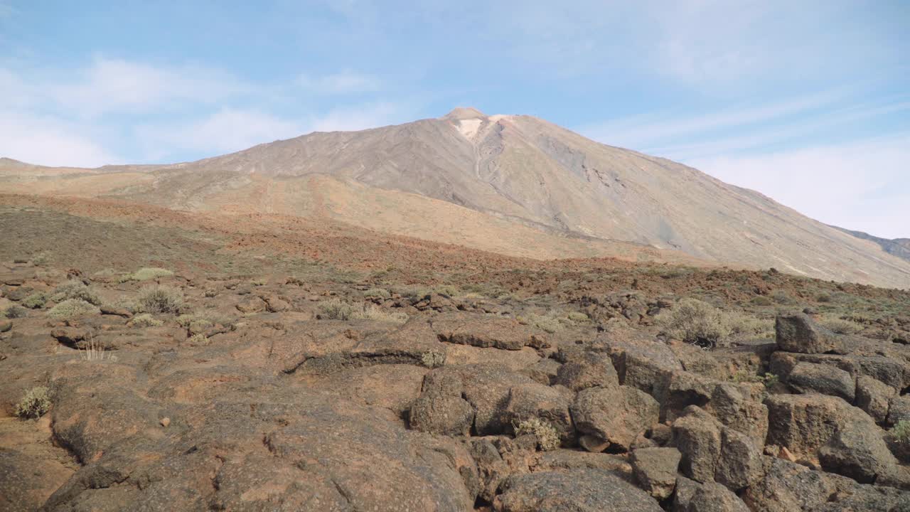 年轻女性在山上徒步旅行视频素材