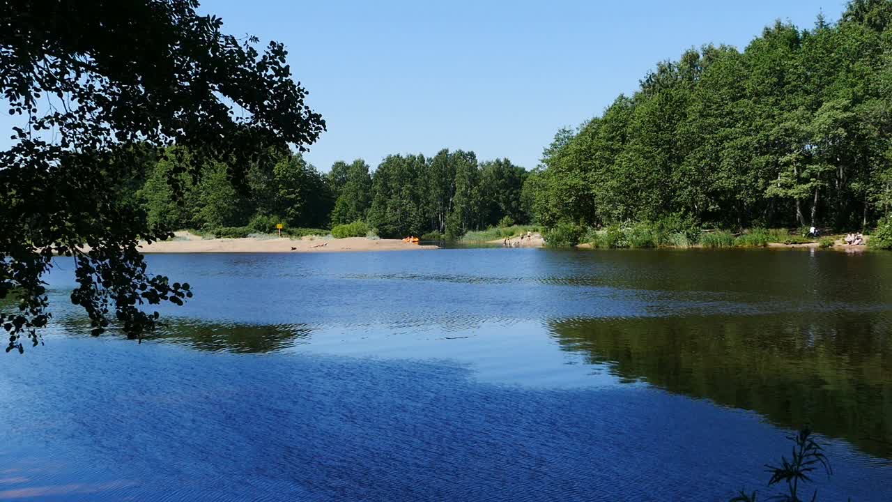 夏日美景，碧蓝江水视频素材