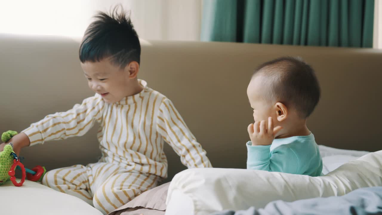 男孩和弟弟在卧室里玩视频素材