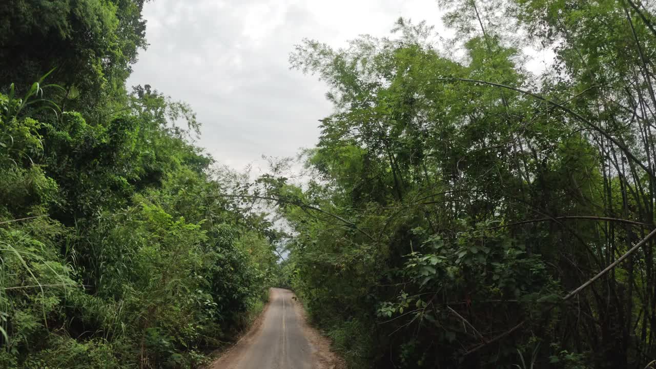 Pov汽车在越野路上行驶，声称是山顶视频素材