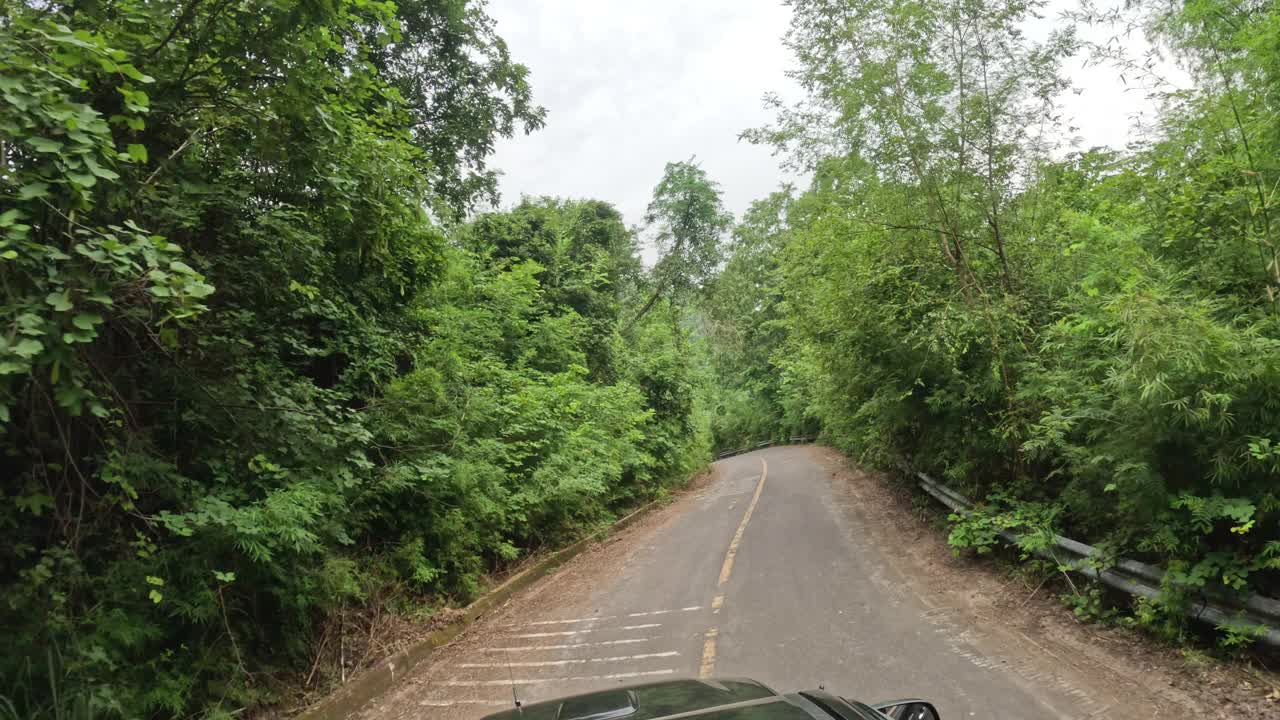 Pov汽车在越野路上行驶，声称是山顶视频素材