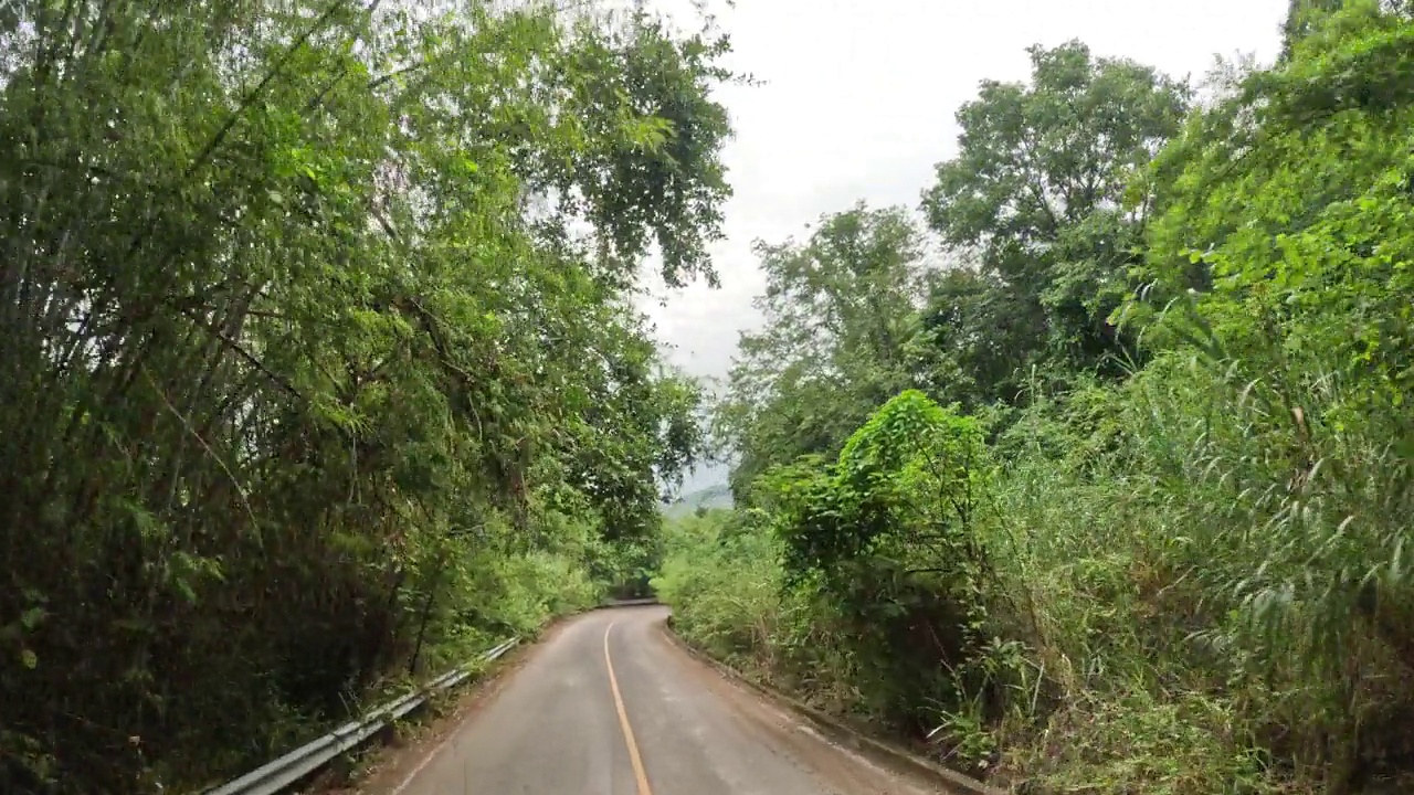 Pov汽车在越野路上行驶，声称是山顶视频素材