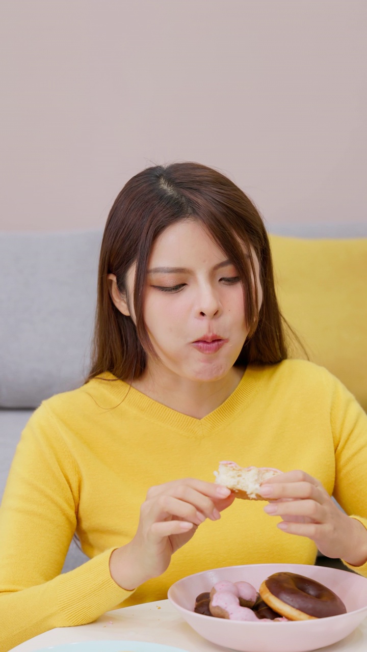 亚洲女孩暴食视频素材