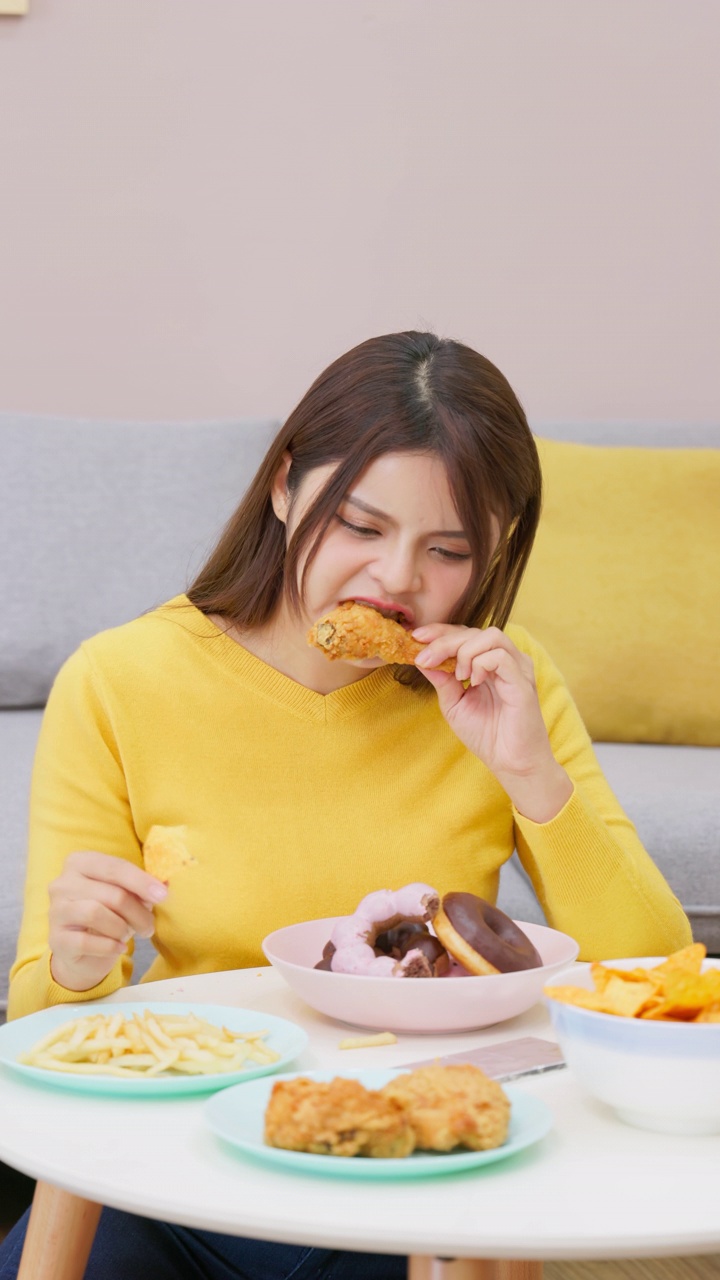 亚洲女孩暴食视频素材