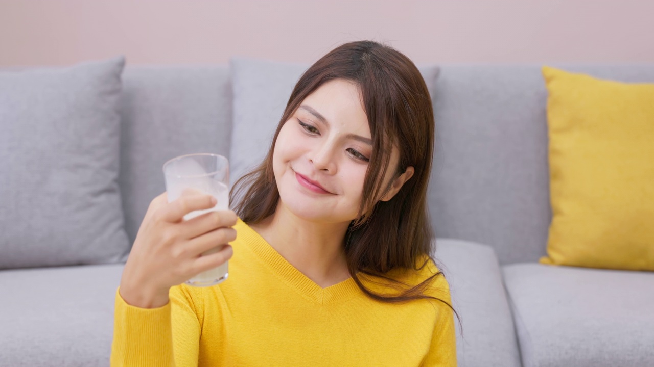 亚洲女孩喝奶茶视频素材