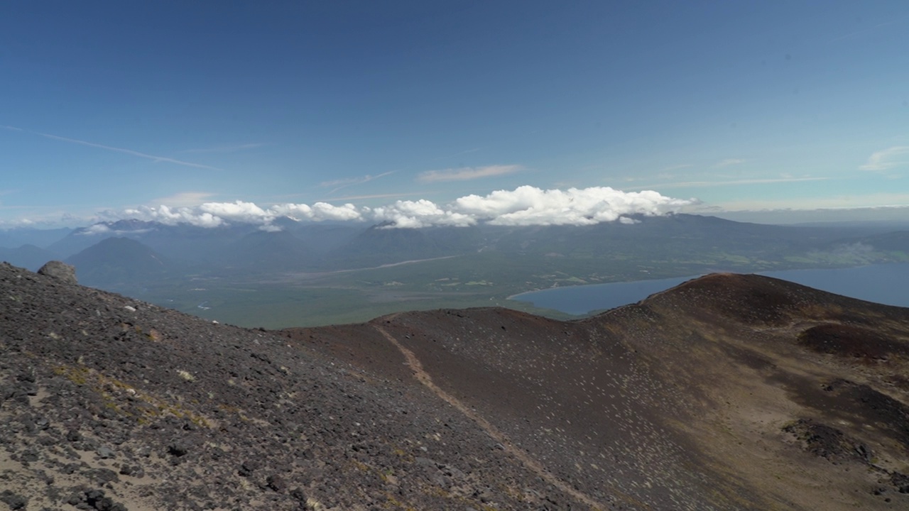 在南美洲巴塔哥尼亚的奥索尔诺火山，俯瞰火山景观和深蓝色的湖泊。视频素材