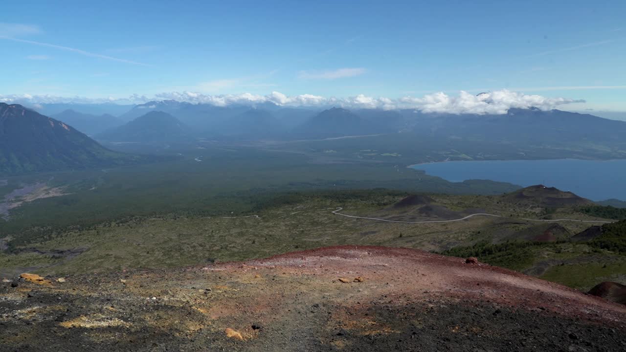 在南美洲巴塔哥尼亚的奥索尔诺火山，俯瞰火山景观和深蓝色的湖泊。视频素材