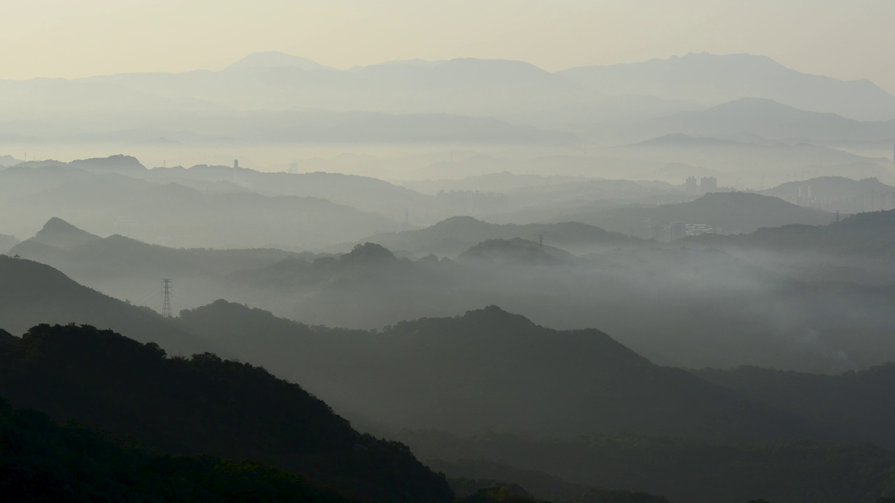 白云在群山间穿梭。朦胧而梦幻的风景。视频素材