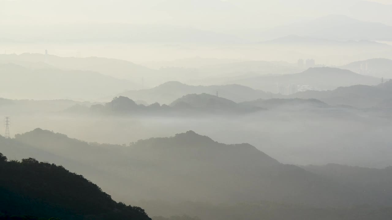 白云在群山间穿梭。朦胧而梦幻的风景。视频素材