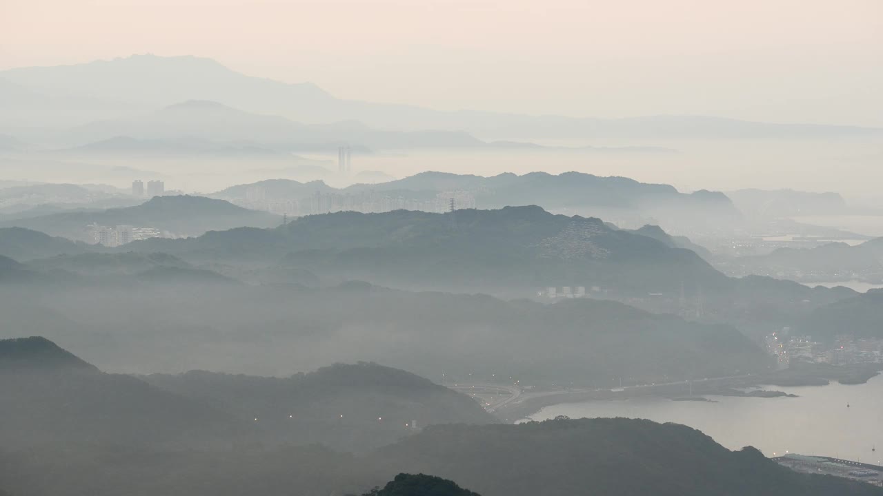 白云在群山间。山谷里有高楼大厦。视频素材