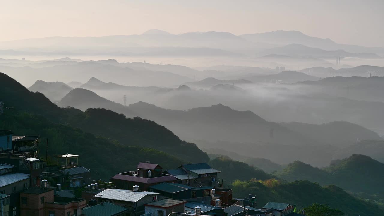 白云在群山间。山谷里有高楼大厦。视频素材