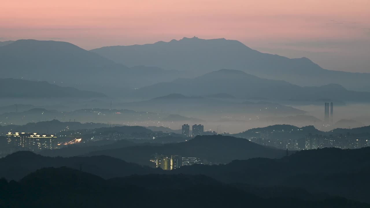 模糊的村庄。山城朦胧梦幻的夜景。视频素材