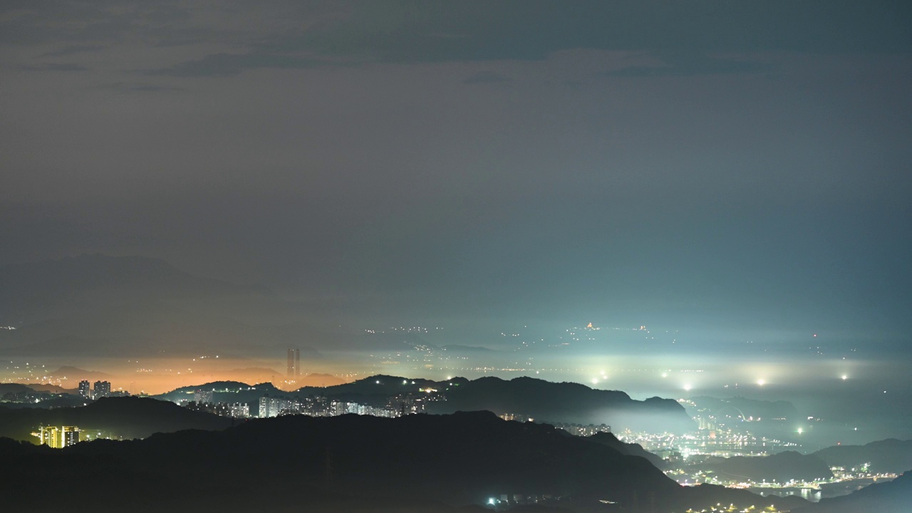 模糊的村庄。山城朦胧梦幻的夜景。视频素材