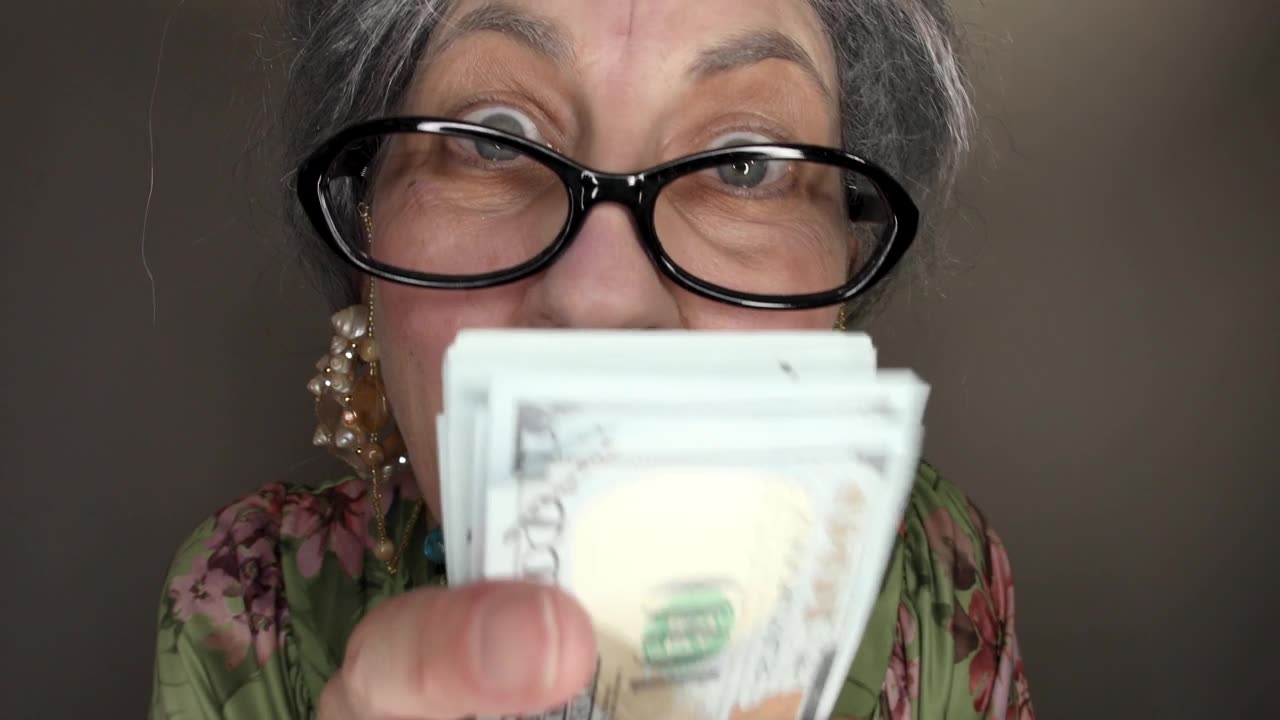 可笑的老太太往胸罩里塞钱视频素材画面1