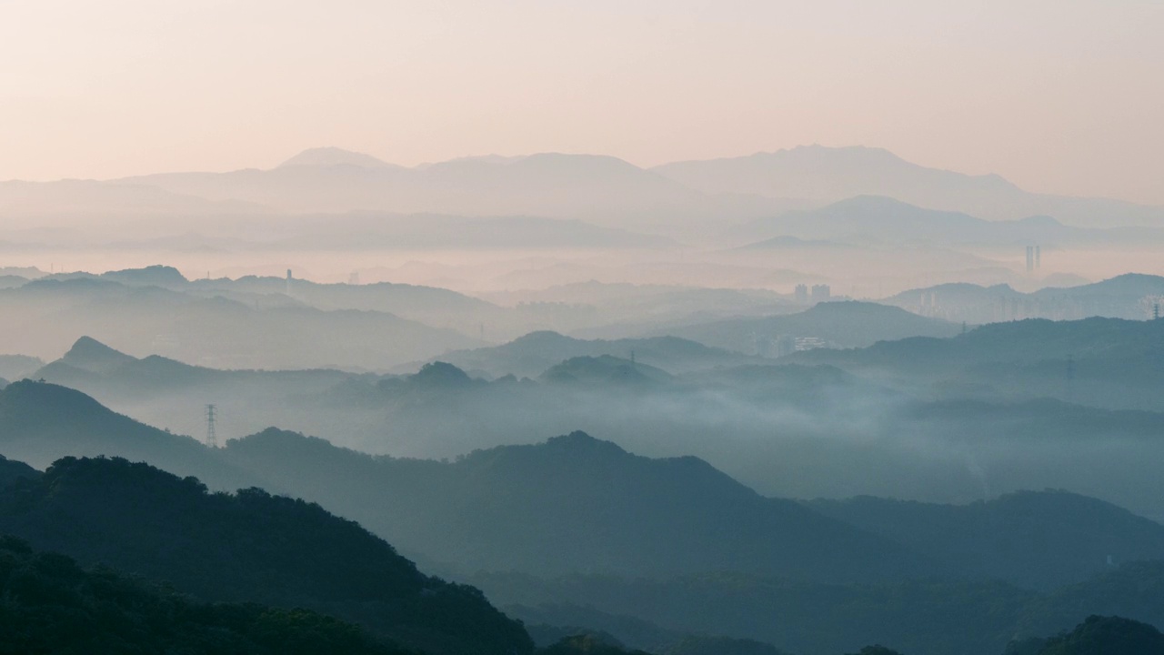 白云在群山间。山谷里有高楼大厦。视频素材