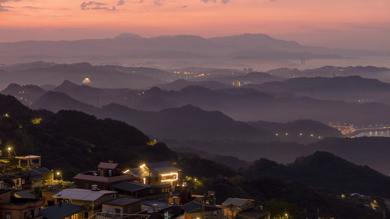 被山和海包围的村庄。蓝天彩云。视频素材