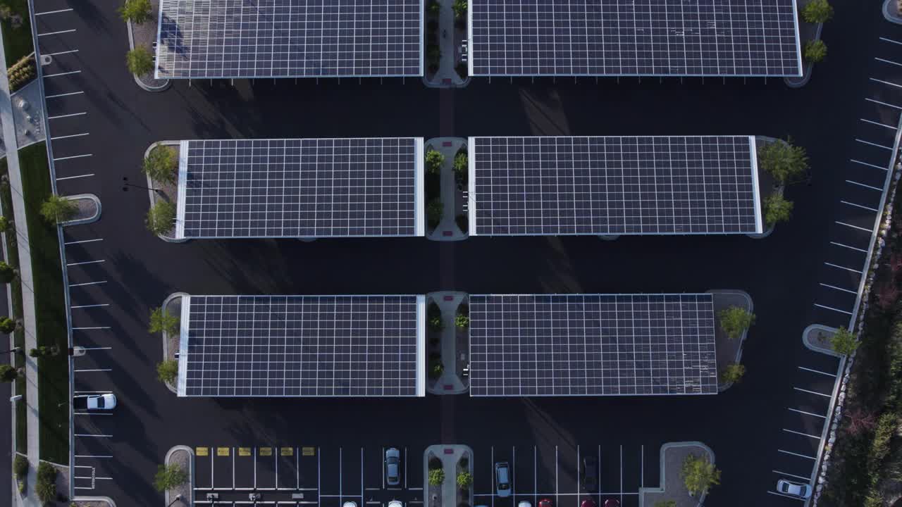 太阳能电池板发电-空中架空自上而下视图视频素材