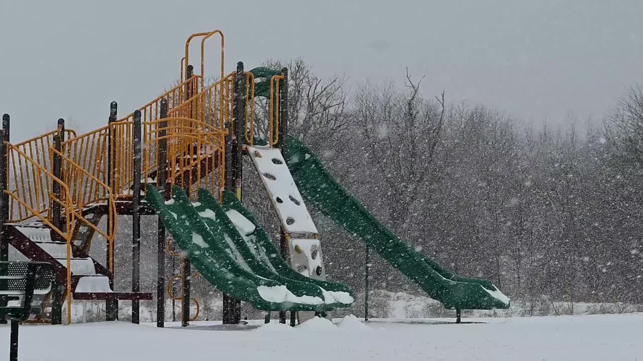 操场上下雪了视频素材