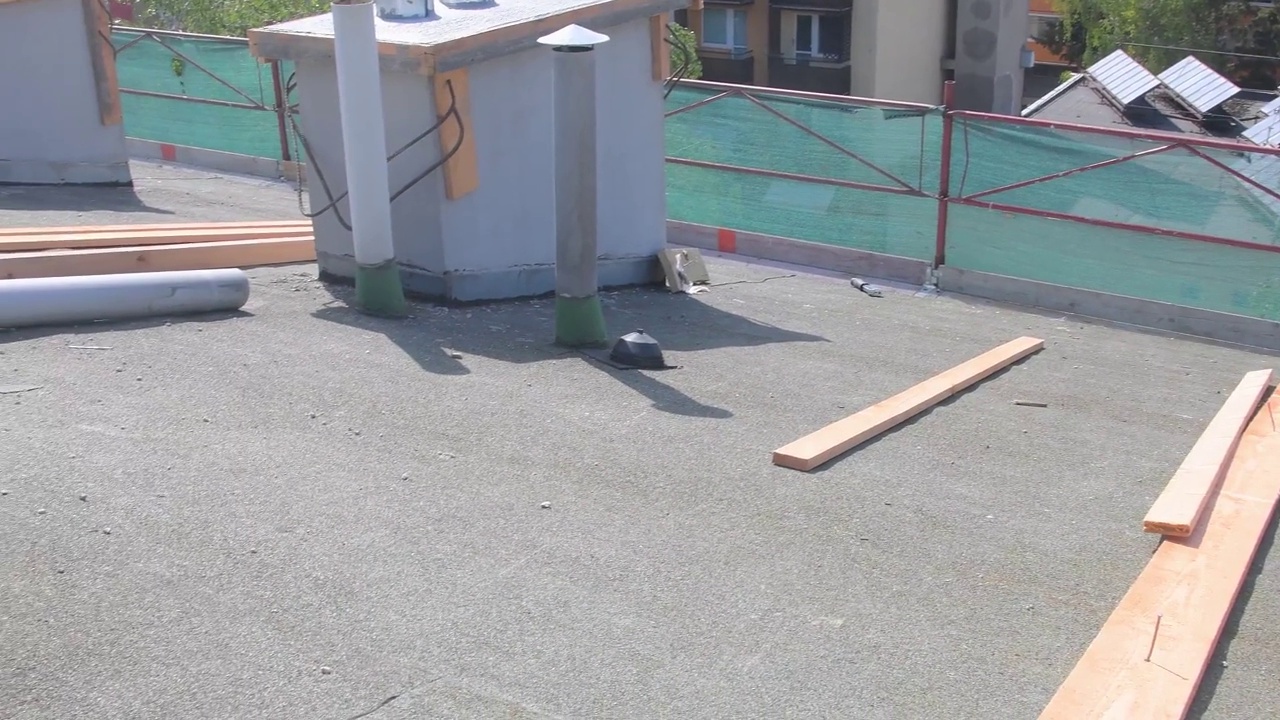建筑周围的脚手架。从屋顶上看。旧建筑的重建。放置保温材料视频素材画面1