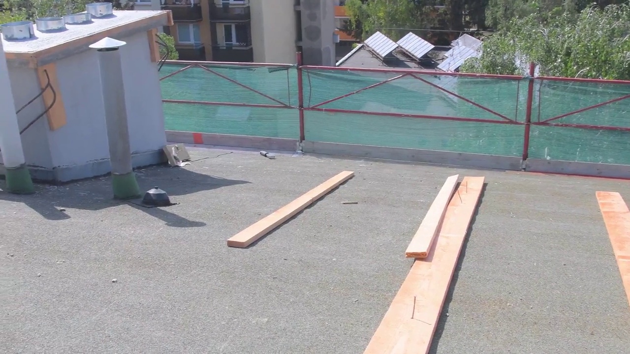 建筑周围的脚手架。从屋顶上看。旧建筑的重建。放置保温材料视频素材画面2