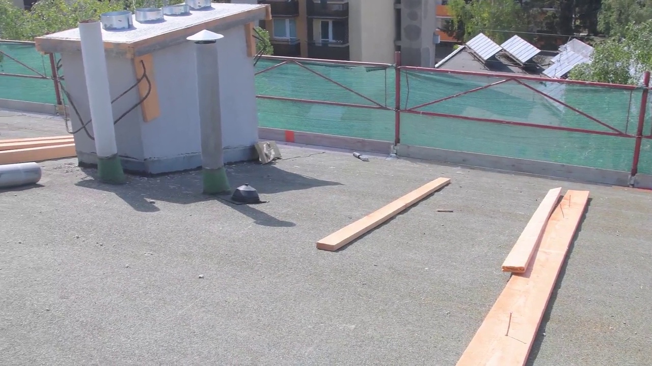 建筑周围的脚手架。从屋顶上看。旧建筑的重建。放置保温材料视频素材画面3
