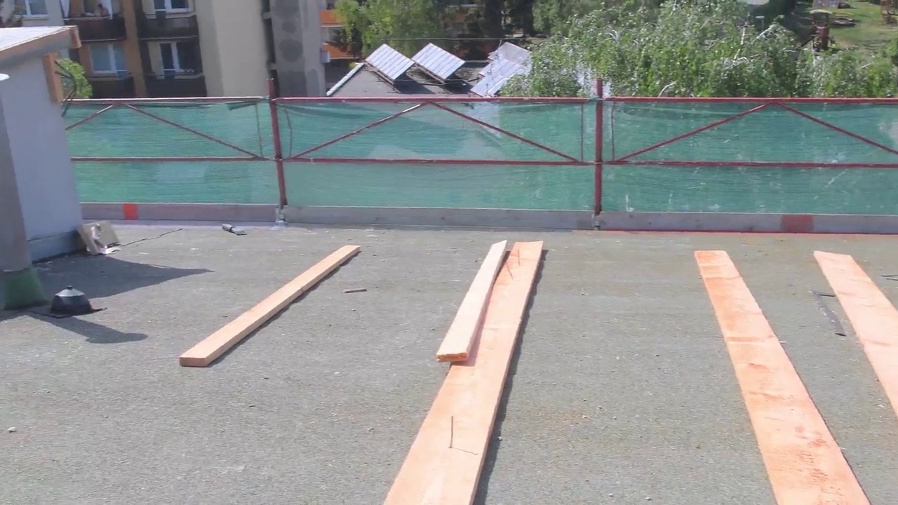 建筑周围的脚手架。从屋顶上看。旧建筑的重建。放置保温材料视频素材画面4