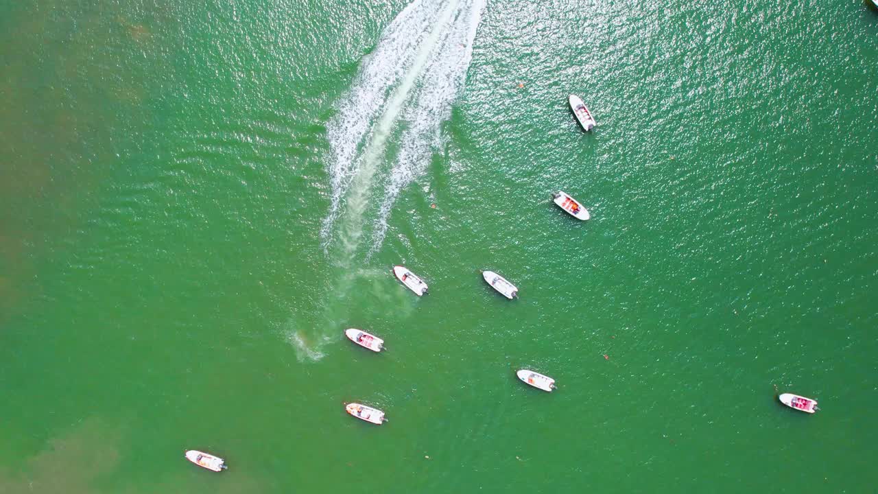 海上航行的快艇视频素材