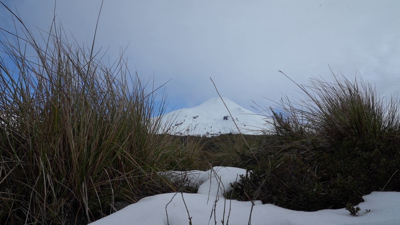 被雪覆盖的智利维拉里卡仍然是一座活跃的火山，它会产生熔岩和含硫的烟雾。视频素材