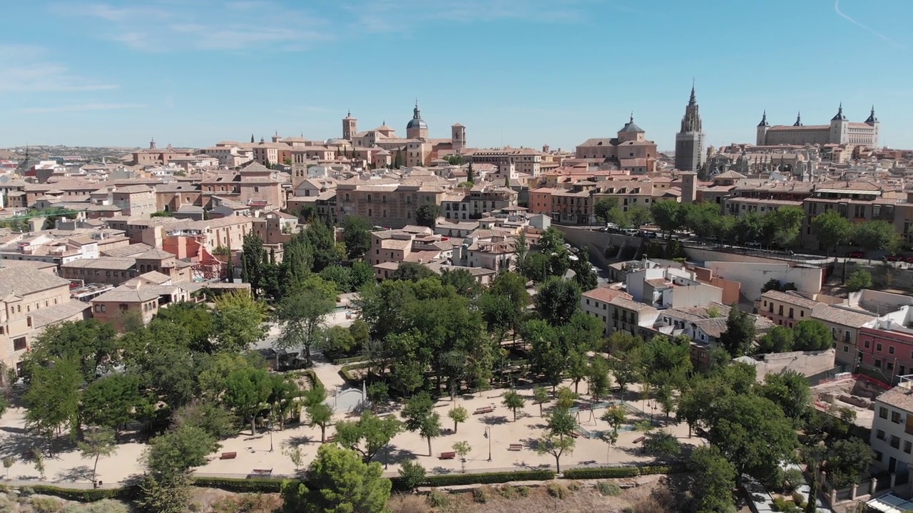 西班牙托莱多老城。前景是Paseo del Transito公园，历史悠久的城堡，背景是大教堂，阳光明媚，天空湛蓝。视频素材