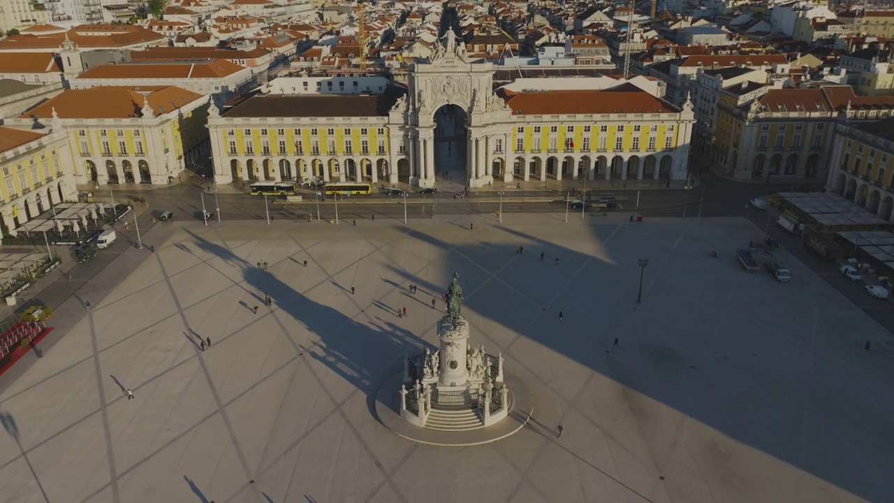 Aerial view of Praça do Comercio square on a sunny morning  , in Lisbon near de Tagus River视频素材