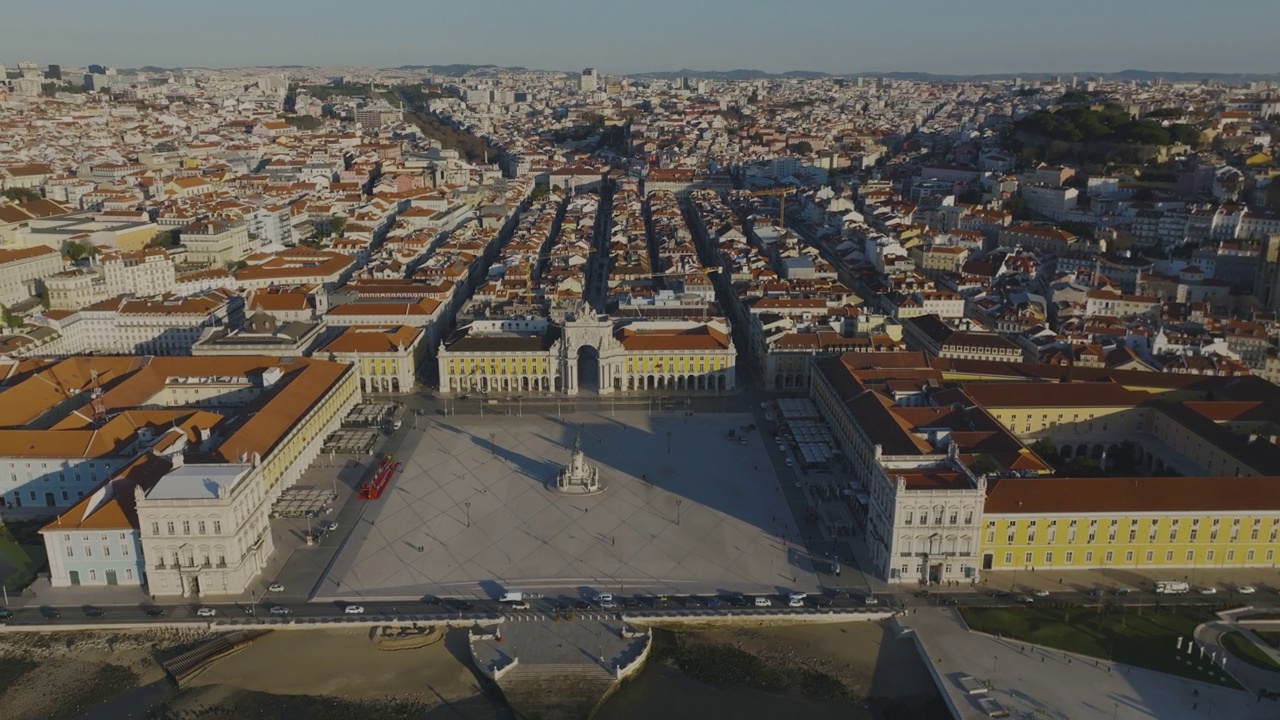 Aerial view of Praça do Comercio square on a sunny morning  , in Lisbon near de Tagus River视频素材