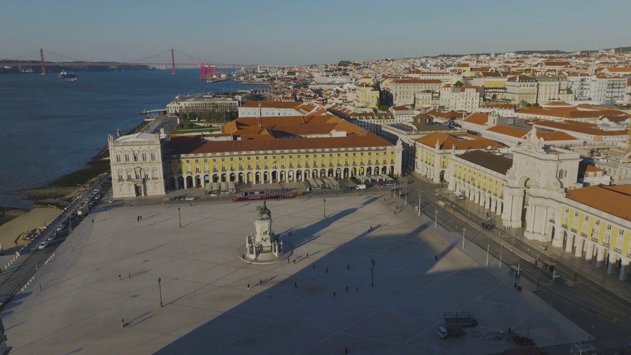 Aerial view of Praça do Comercio square on a sunny morning  , in Lisbon near de Tagus River视频素材