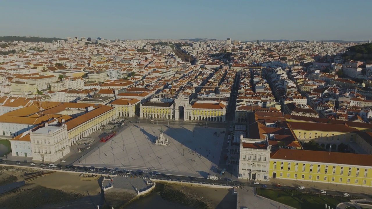 Aerial view of Praça do Comercio square on a sunny morning  , in Lisbon near de Tagus River视频素材