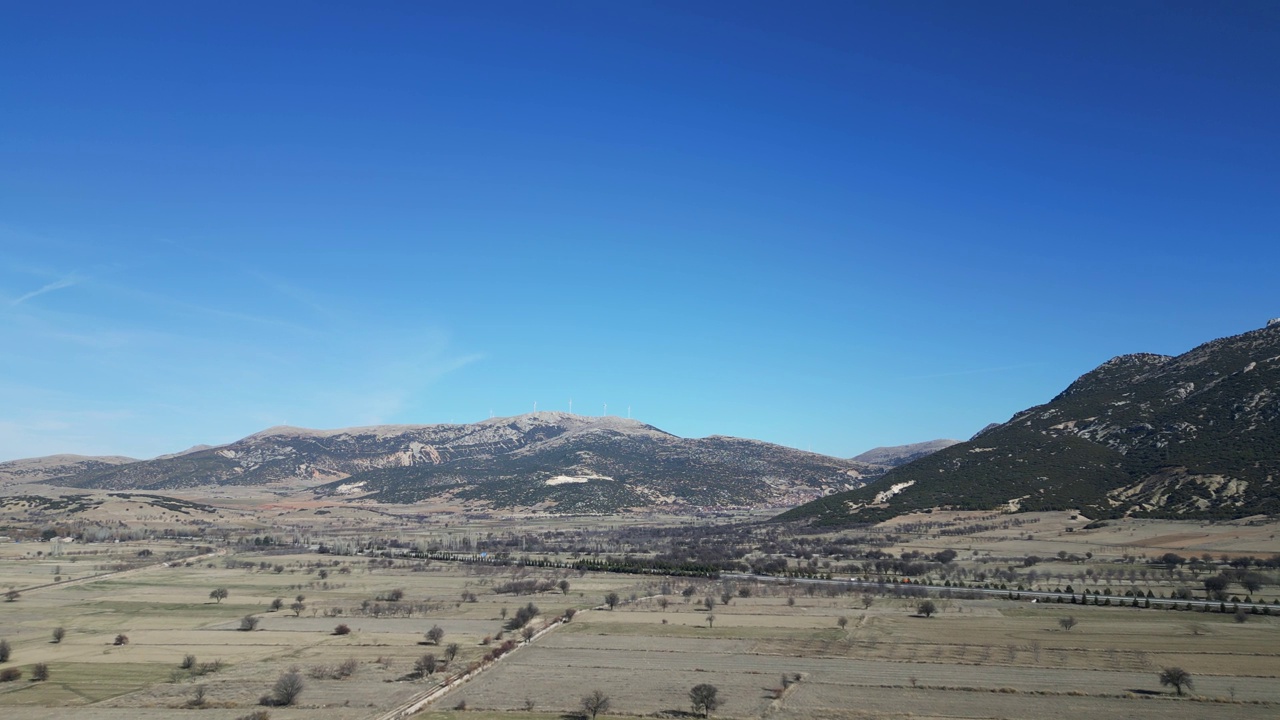 风景与高速公路和风车在山上视频素材