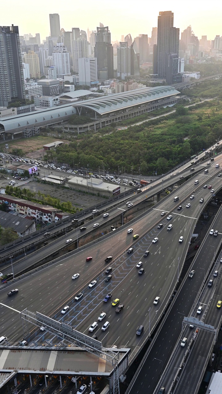 繁忙的城市道路，许多汽车堵塞在收费公路或高速公路泰国曼谷2023视频素材