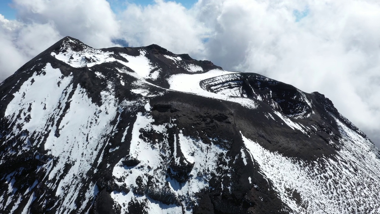 鸟瞰图，放大从活火山顶部喷出的气体视频素材