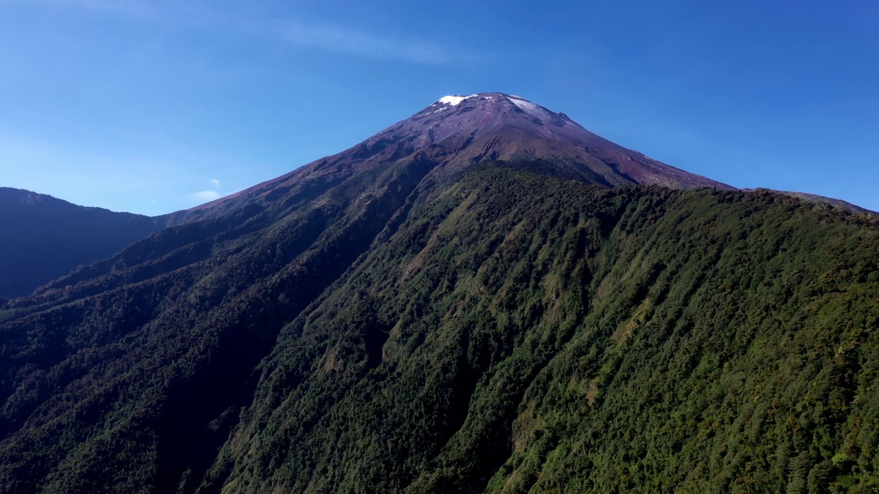 鸟瞰通往通古拉瓦火山的爬满树木的山脊视频素材