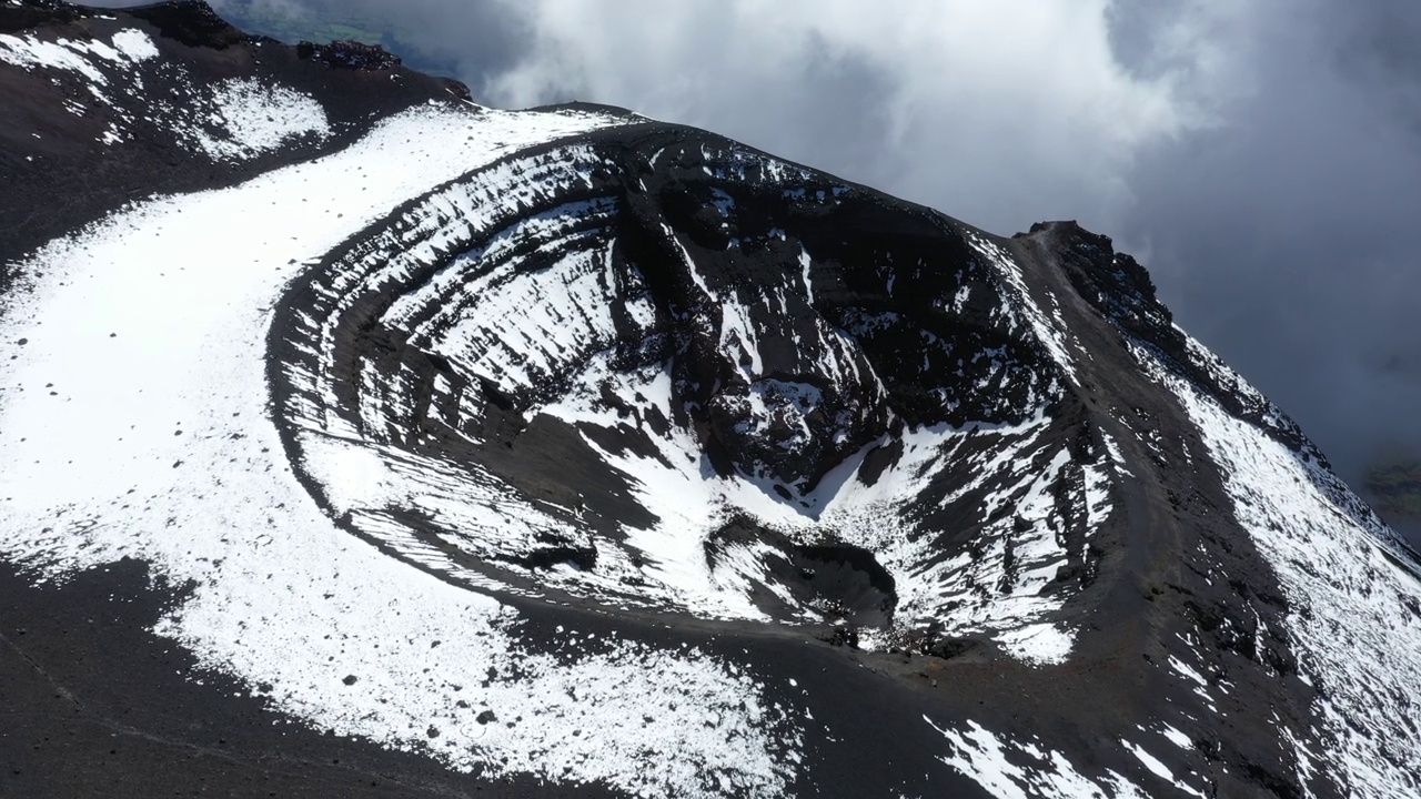 位于安第斯山脉的通古拉瓦活火山山顶的火山口视频素材