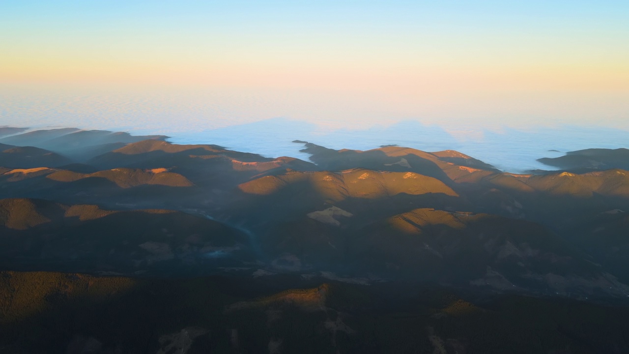 美丽的山地全景景观，日落时分朦胧的山峰和雾蒙蒙的山谷视频素材