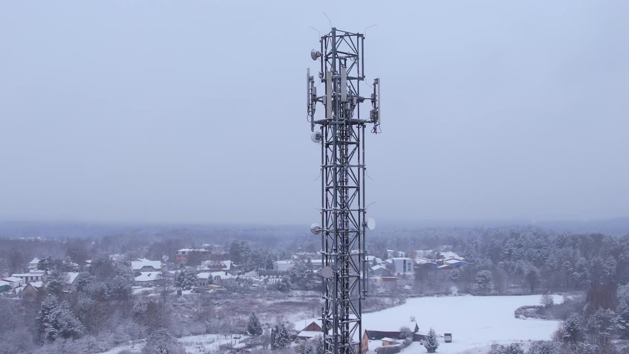 塔天线电信手机鸟瞰图，蜂窝5g 4g手机无线电发射机。提供高速现代5g流量网络服务。雪自然森林冬天。视频素材