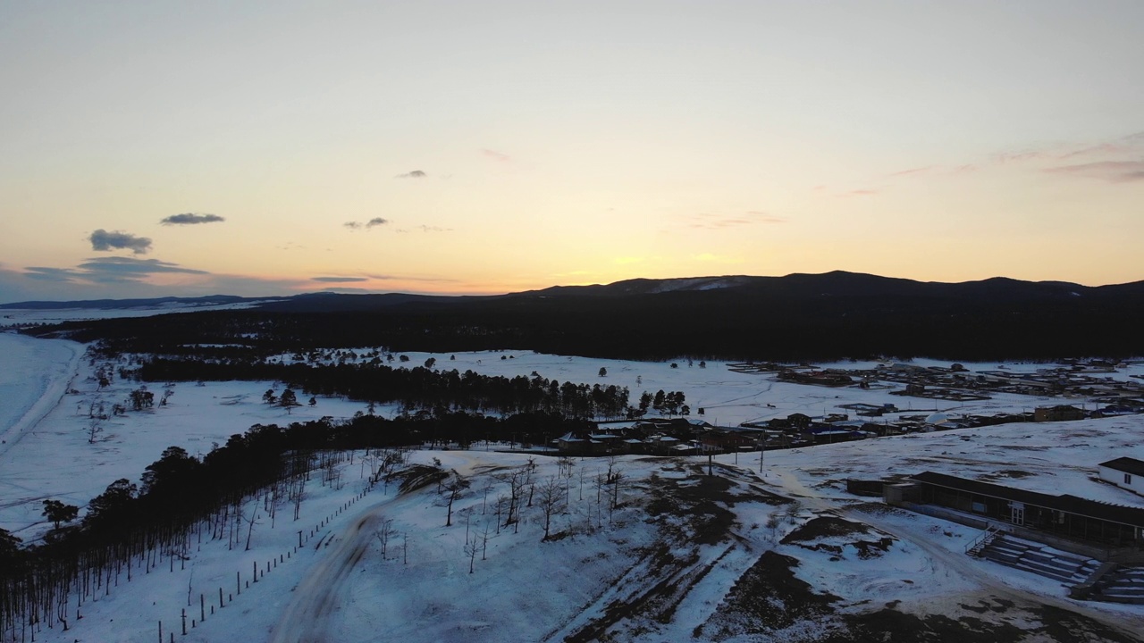 冬天的胡日尔村的日出。贝加尔湖，奥尔洪岛。雪的风景。视频素材