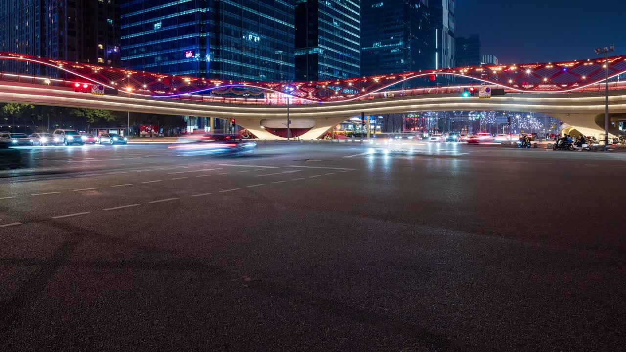 城市里夜间的汽车交通逐渐减少视频素材