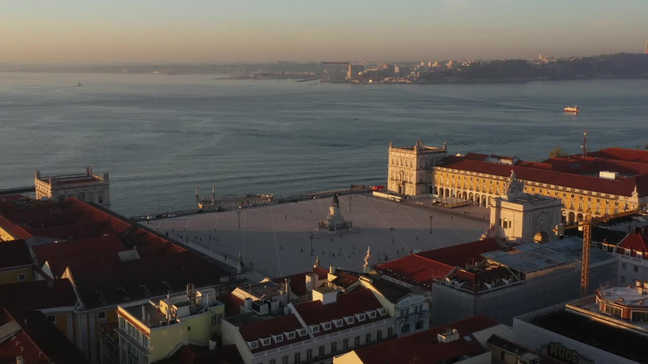 鸟瞰Praça do Comercio广场在一个阳光明媚的早晨，在里斯本德塔古斯河附近视频素材