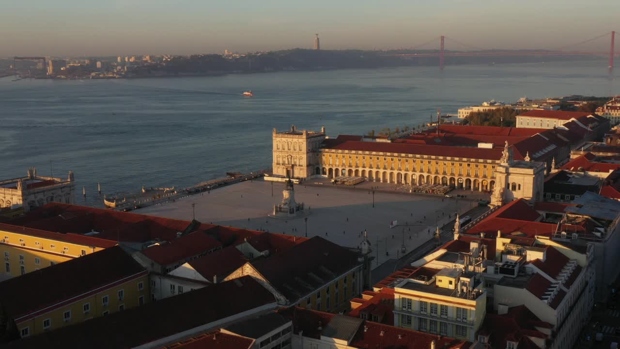 Aerial view of Praça do Comercio square on a sunny morning , in Lisbon near de Tagus River视频素材