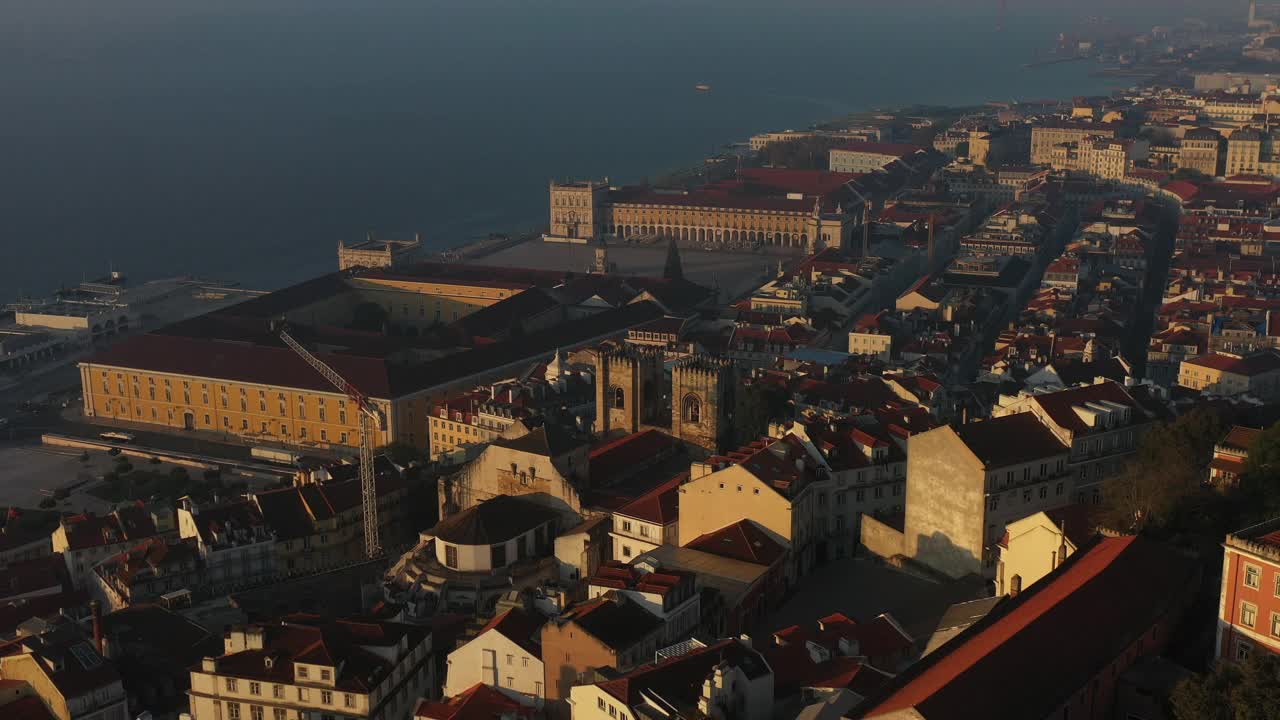 Aerial view of Praça do Comercio square and Lisbon neighborhoods on a sunny morning, near the Tagus River视频素材