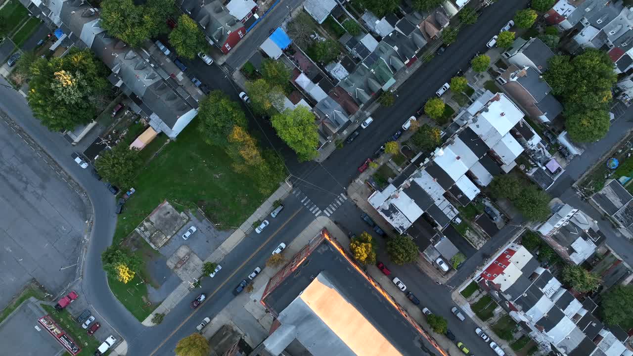 美国城市住宅的自上而下的空中。内城市区视图。视频素材