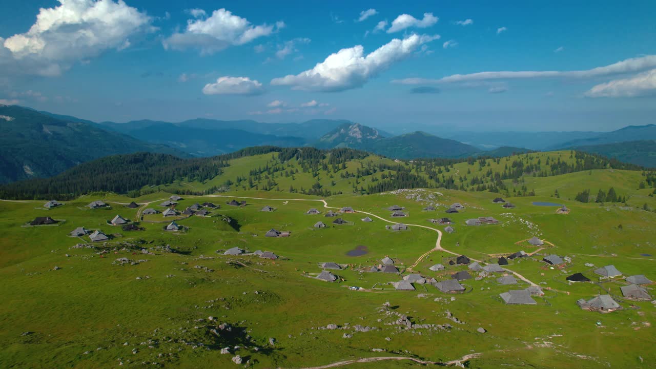 在美丽的高山景观中，真实的定居点景色令人叹为观止视频素材