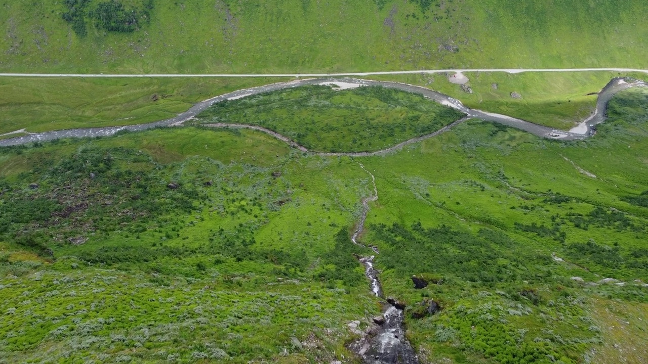 郁郁葱葱的深绿色山谷的独特空中视角，河流和道路为主线——从索恩的Vikafjell到挪威西部的Myrkdalen和Voss的13号公路——俯瞰山谷视频素材