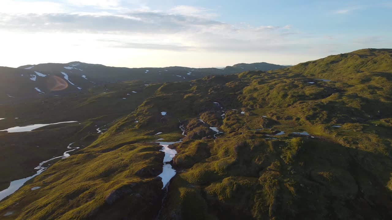 壮观的日落景观在Vikafjell山在夏季-空中流动缓慢的方向Vik Sogn在郁郁葱葱宁静的山景-挪威视频素材